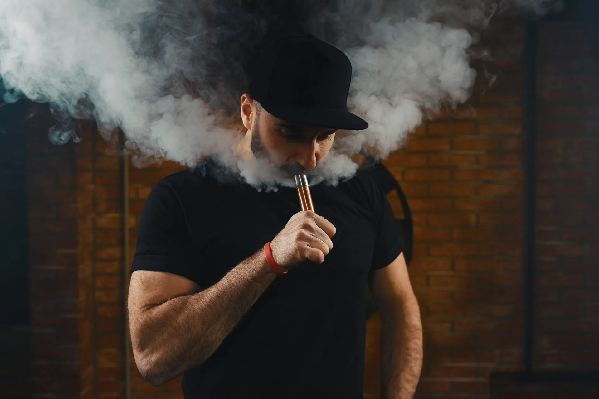 Hombre Vapeando